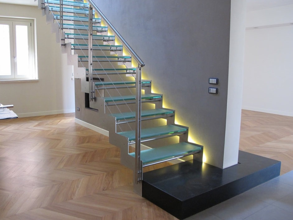 Scale in vetro per interni con illuminazione
