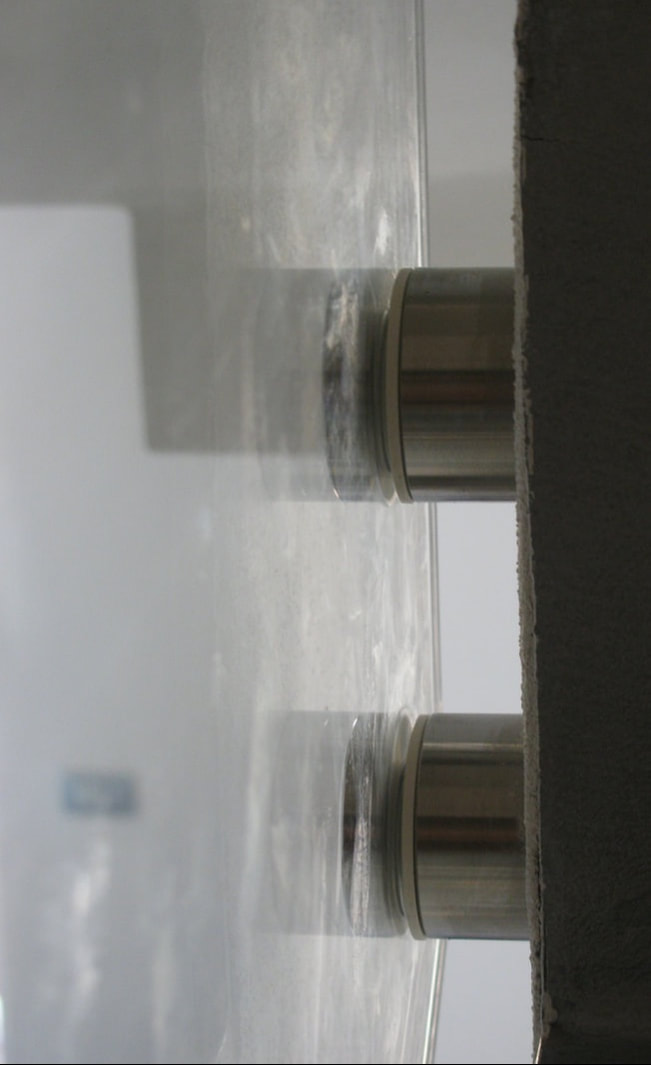 Parapetti in vetro per scale interne, borchie
