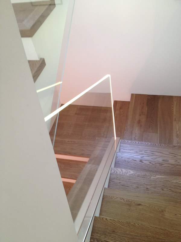 Parapetti in vetro per scale interne con luci al led