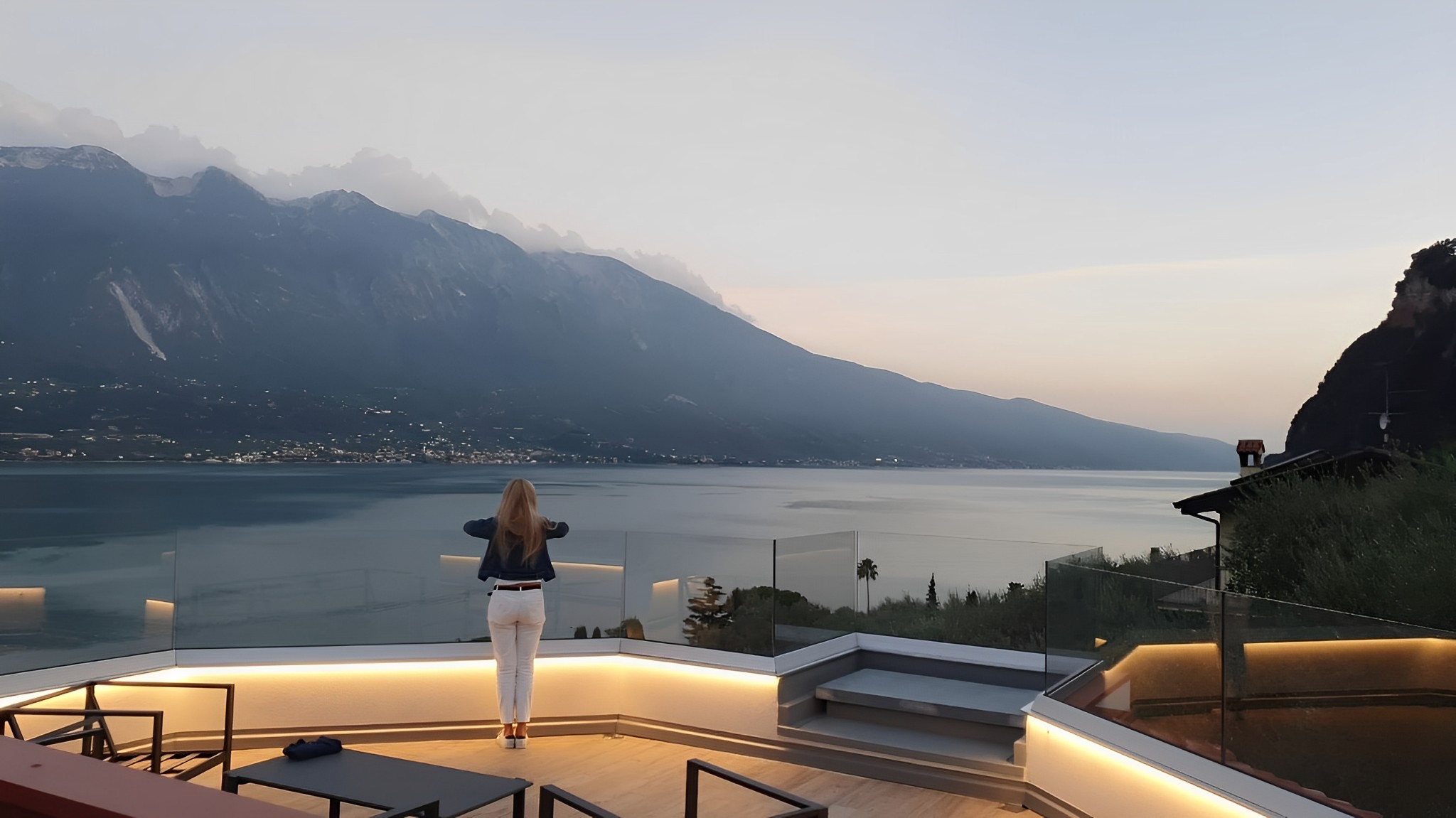 Vetri balconi. Parapetti in vetro su panorama spettacolare