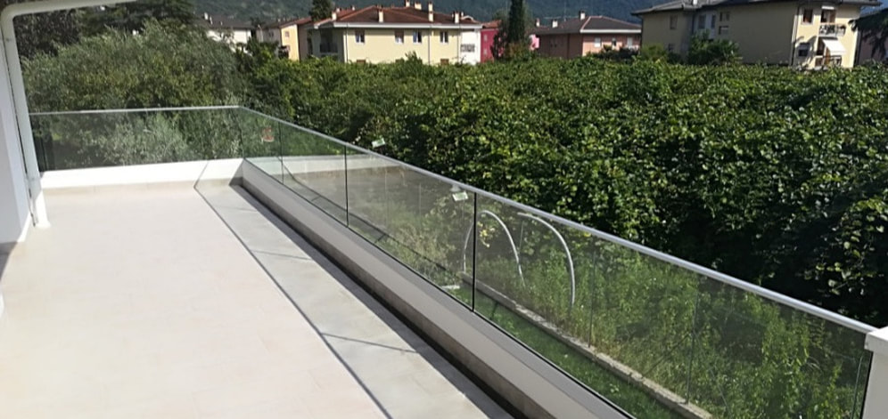 Parapetti in vetro per balconi realizzati dalla vetreria Trento Vetrosistem