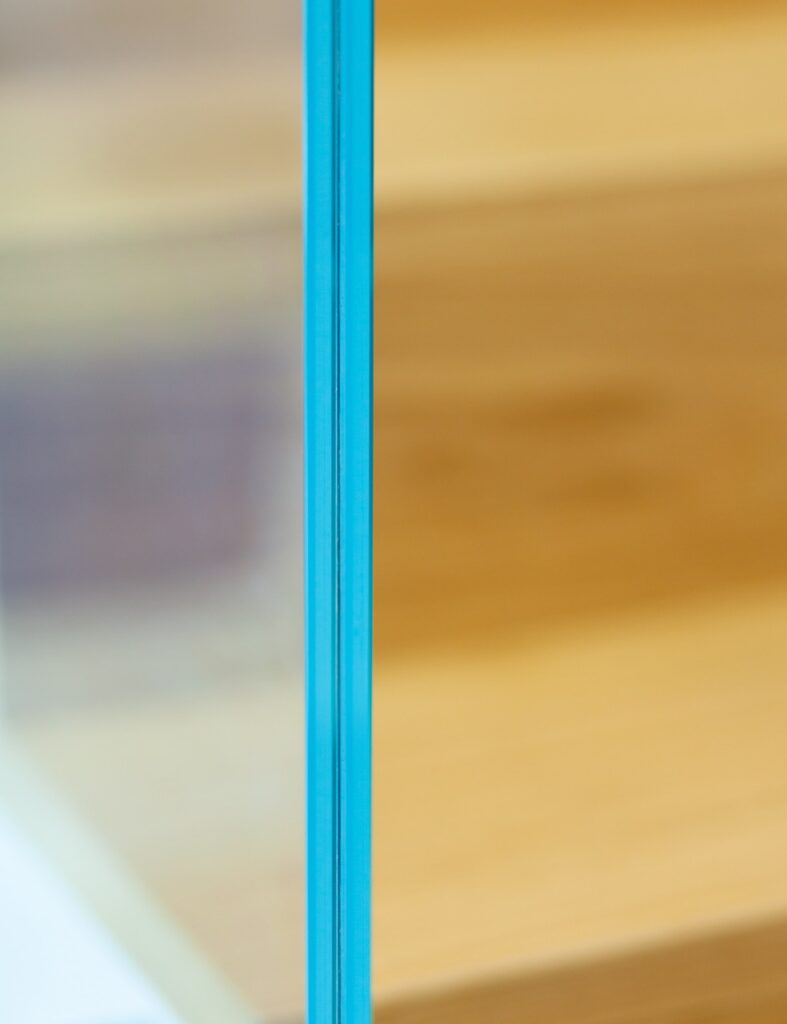Vetrate antirumore, sezione del vetro laminato