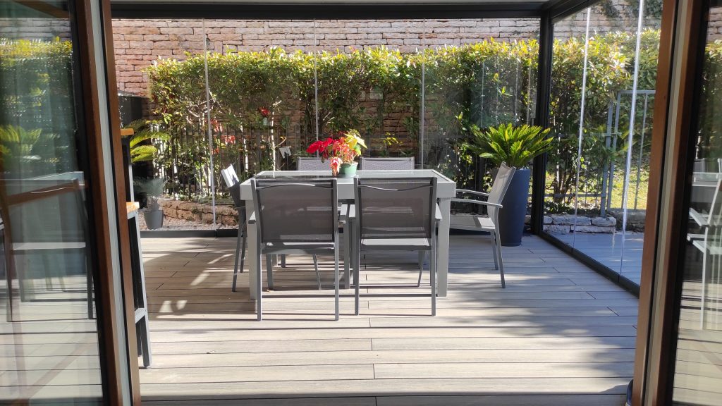 Vetro per veranda in giardino, installazione di Vetrosistem